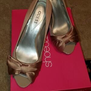 Guess blush bow peep toe pumps sz 8‎